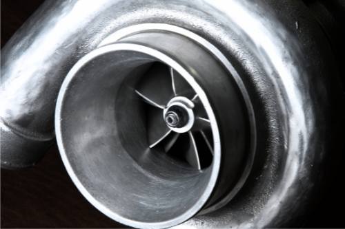 Pulizia di turbocompressori e motori navali